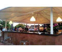 Gran recinto para eventos y celebraciones frente al mar con piscina, jardín