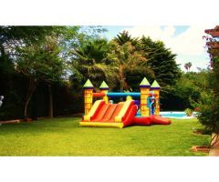 Gran recinto para eventos y celebraciones frente al mar con piscina, jardín
