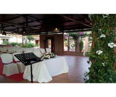 Gran recinto para eventos y celebraciones frente al mar con piscina, jardín