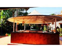 Gran recinto para eventos y celebraciones frente al mar con piscina, jardín
