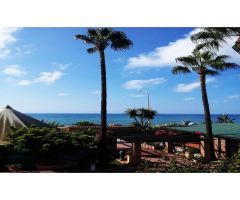 Gran recinto para eventos y celebraciones frente al mar con piscina, jardín