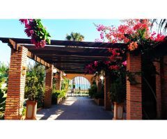 Gran recinto para eventos y celebraciones frente al mar con piscina, jardín