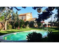 Gran recinto para eventos y celebraciones frente al mar con piscina, jardín