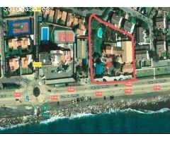 Gran recinto para eventos y celebraciones frente al mar con piscina, jardín