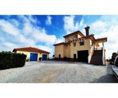 Amplio chalet independiente con preciosas vistas del mar con un amplio jardín