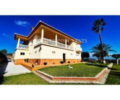 Amplio chalet independiente con preciosas vistas del mar con un amplio jardín