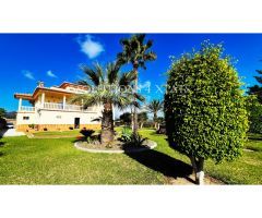 Amplio chalet independiente con preciosas vistas del mar con un amplio jardín