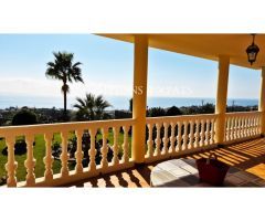 Amplio chalet independiente con preciosas vistas del mar con un amplio jardín