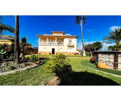 Amplio chalet independiente con preciosas vistas del mar con un amplio jardín