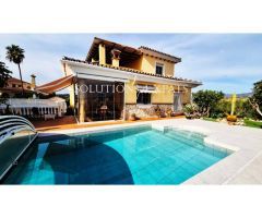 Bello chalet independiente con amplio jardín y piscina privados cerca de los