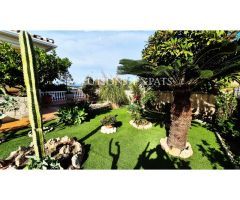 Bello chalet independiente con amplio jardín y piscina privados cerca de los