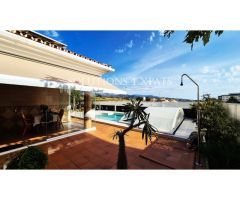 Bello chalet independiente con amplio jardín y piscina privados cerca de los