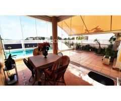 Bello chalet independiente con amplio jardín y piscina privados cerca de los