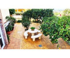 Bello chalet independiente con amplio jardín y piscina privados cerca de los
