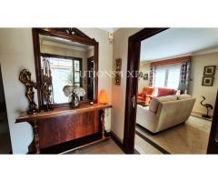 Bello chalet independiente con amplio jardín y piscina privados cerca de los