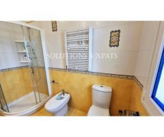 Bello chalet independiente con amplio jardín y piscina privados cerca de los