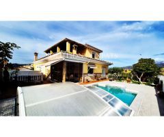 Bello chalet independiente con amplio jardín y piscina privados cerca de los