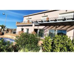 Luminosa villa de 6 dormitorios con zonas ajardinadas y piscina privada con