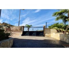 Luminosa villa de 6 dormitorios con zonas ajardinadas y piscina privada con