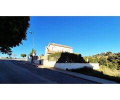 Luminosa villa de 6 dormitorios con zonas ajardinadas y piscina privada con
