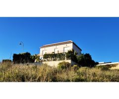 Luminosa villa de 6 dormitorios con zonas ajardinadas y piscina privada con