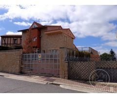 EXCLUSIVO CHALET DE 4 PLANTAS CON PISCINA