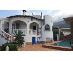 Villa independiente con piscina en venta en Dénia
