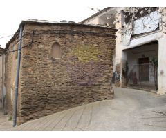 Casa pequeña con murros de piedra.