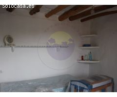 Casa pequeña con murros de piedra.
