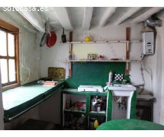 Casa pequeña con murros de piedra.