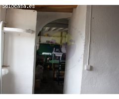 Casa pequeña con murros de piedra.