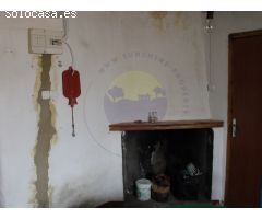 Casa pequeña con murros de piedra.