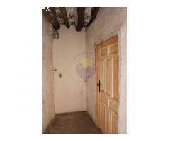 Casa pequeña con murros de piedra.
