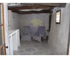 Casa pequeña con murros de piedra.