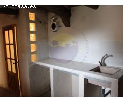 Casa pequeña con murros de piedra.