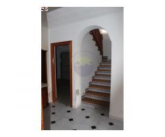 Casa independiente con huerto y cochera.