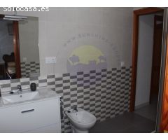 Casa independiente con huerto y cochera.
