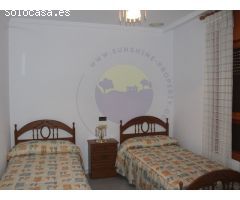 Casa independiente con huerto y cochera.