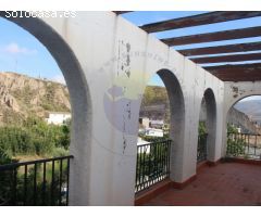 Casa independiente con huerto y cochera.