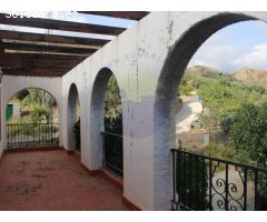 Casa independiente con huerto y cochera.