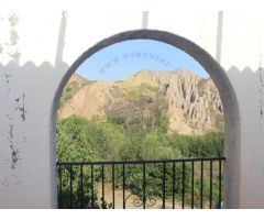 Casa independiente con huerto y cochera.
