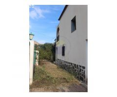Casa independiente con huerto y cochera.