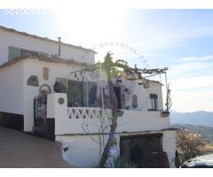 Gran casa de pueblo con terrazas.