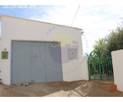 Maravillosa casa de pueblo con garaje y amplio jardín.