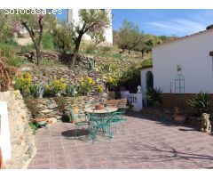 Maravillosa casa de pueblo con garaje y amplio jardín.