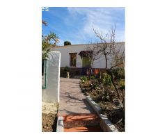 Maravillosa casa de pueblo con garaje y amplio jardín.