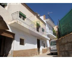 Típica casa alpujarreña con jardín.