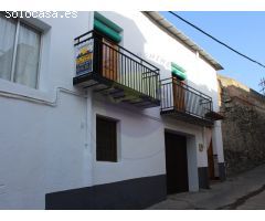 Casa de pueblo con cochera.