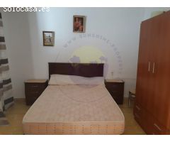 Casa pequeña con murros de piedra.