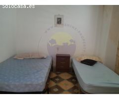 Casa pequeña con murros de piedra.